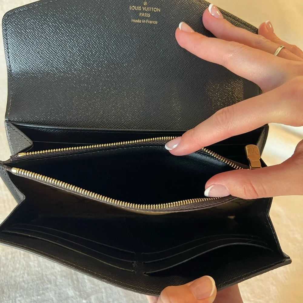 Louis Vuitton Monogram and Monogram Reverse Giant canvas wallet. Like new. - Picture 4 of 11
